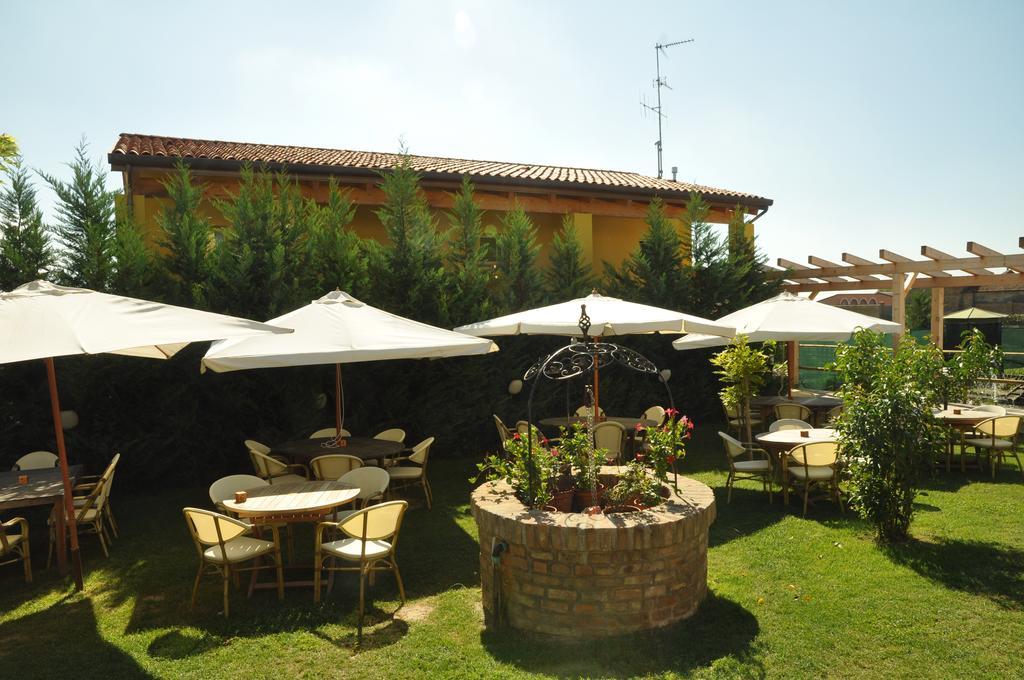 Osteria E Locanda Del Viaggiatore Russi Exterior photo